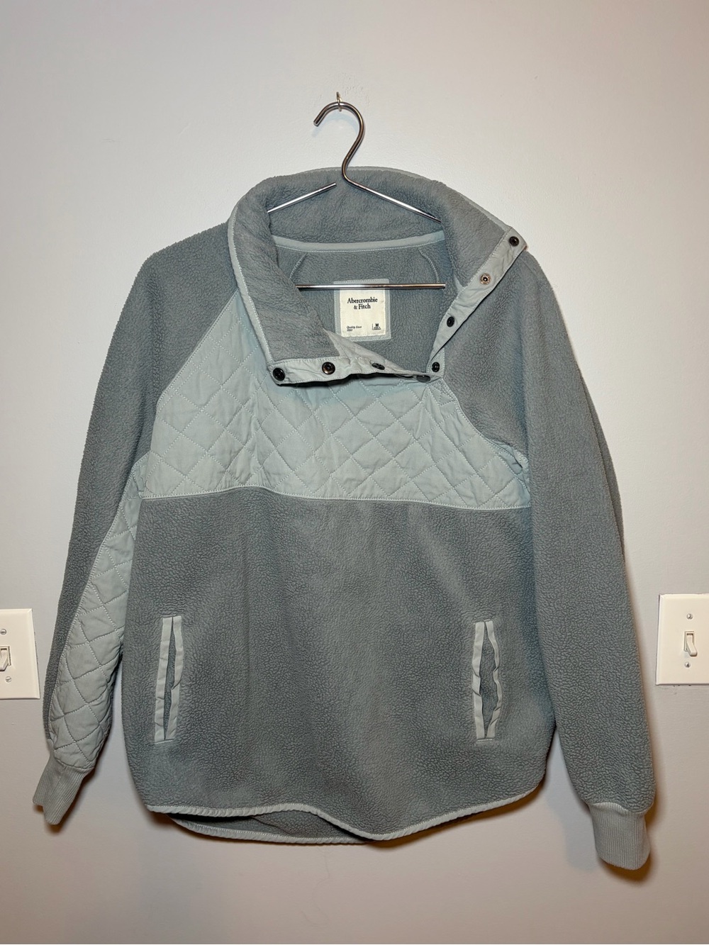 Abercrombie & Fitch Women’s Gray Quilted Yoke Fleece Pullover | Size M